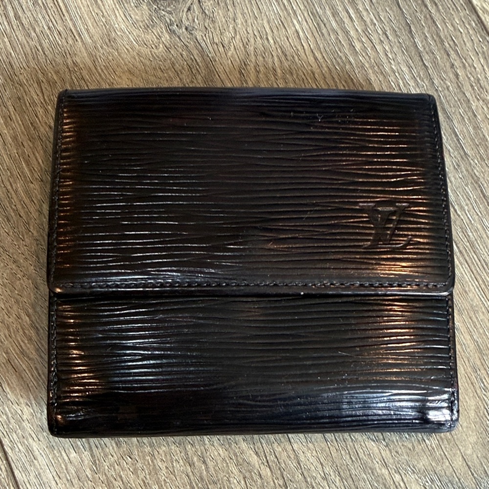 Louis Vuitton Porte-Feuille Elise trifold wallet crafted from black Epi leather - Picture 4 of 13